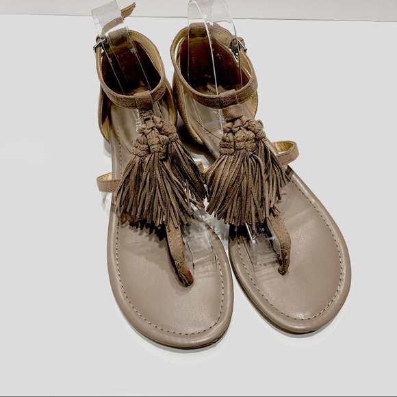 LIZ CLAIBORNE WEDGE THONG SANDALS NUDE COLOR WITH TUSSLE DETAIL - Picture 15 of 16